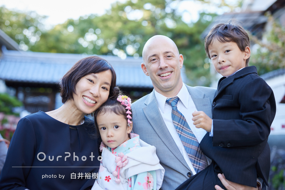 大好きなパパとママに寄り添って花柄の和装が似合う女の子の七五三撮影